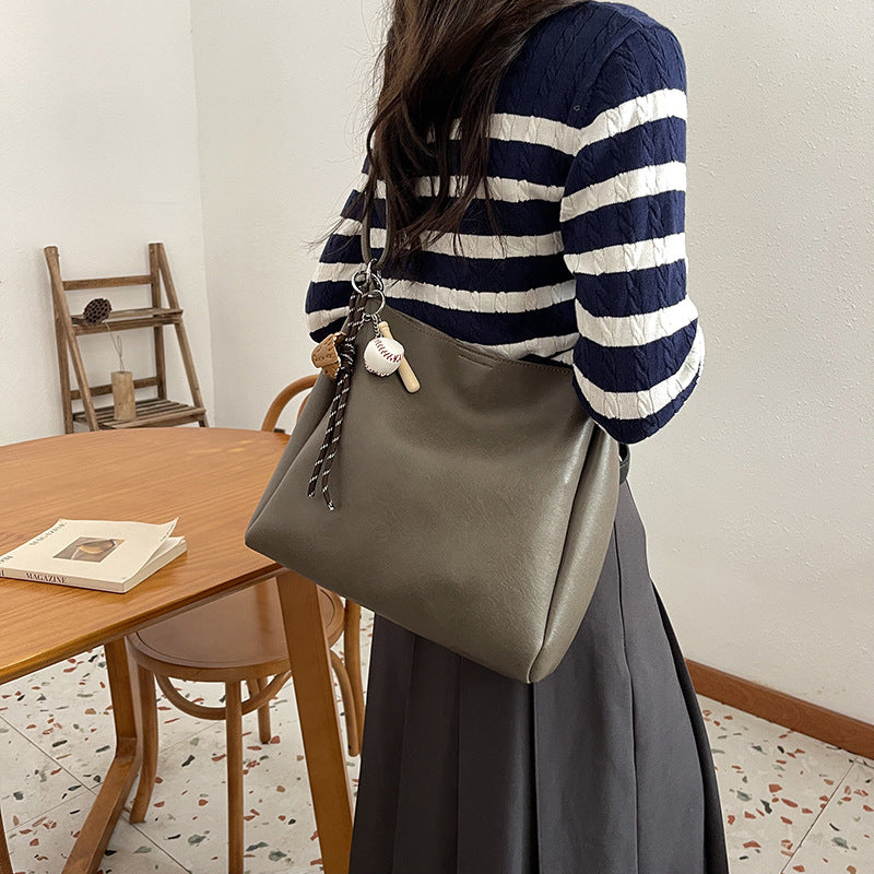 Retro high-end niche design commuter tote bag large bag women's 2025 new soft leather shoulder bag