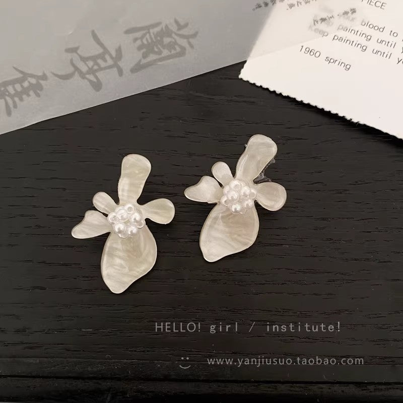 Super fairy french stereo flower circle earrings for women 2026 new style pearl earrings retroniche stylesense of design earrings