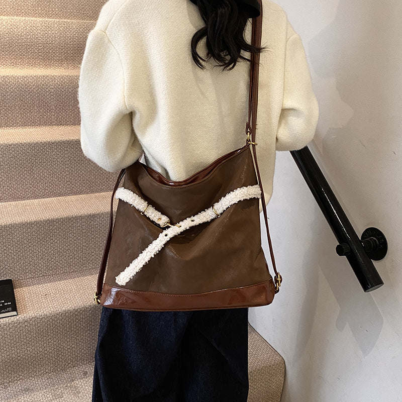 European and American retro large-capacity backpack women's 2025 autumn and winter new fashion casual shoulder bag commuter messenger bag bag