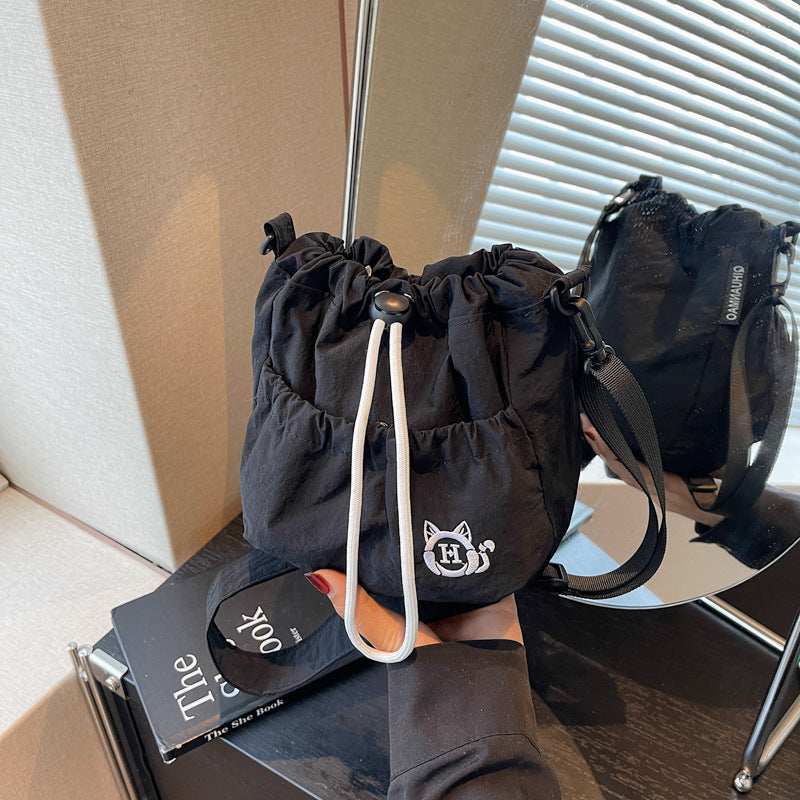 Cross-border pleated bag women's 2025 new popular casual shoulder bag large-capacity messenger bag class commuter bag