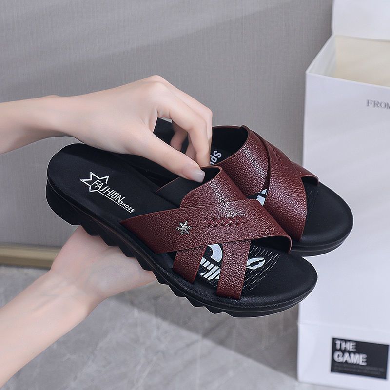Women's summer sandals for middle-aged and elderly mothers - soft sole, non-slip, soft leather, flat, fashionable slippers for outdoor wear