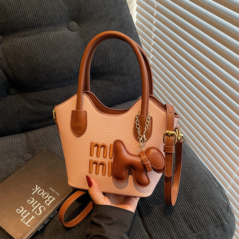 Fashion bags women's new models are popular this year, foreign-style portable shoulder bags, Korean version of casual commuting versatile messenger bags