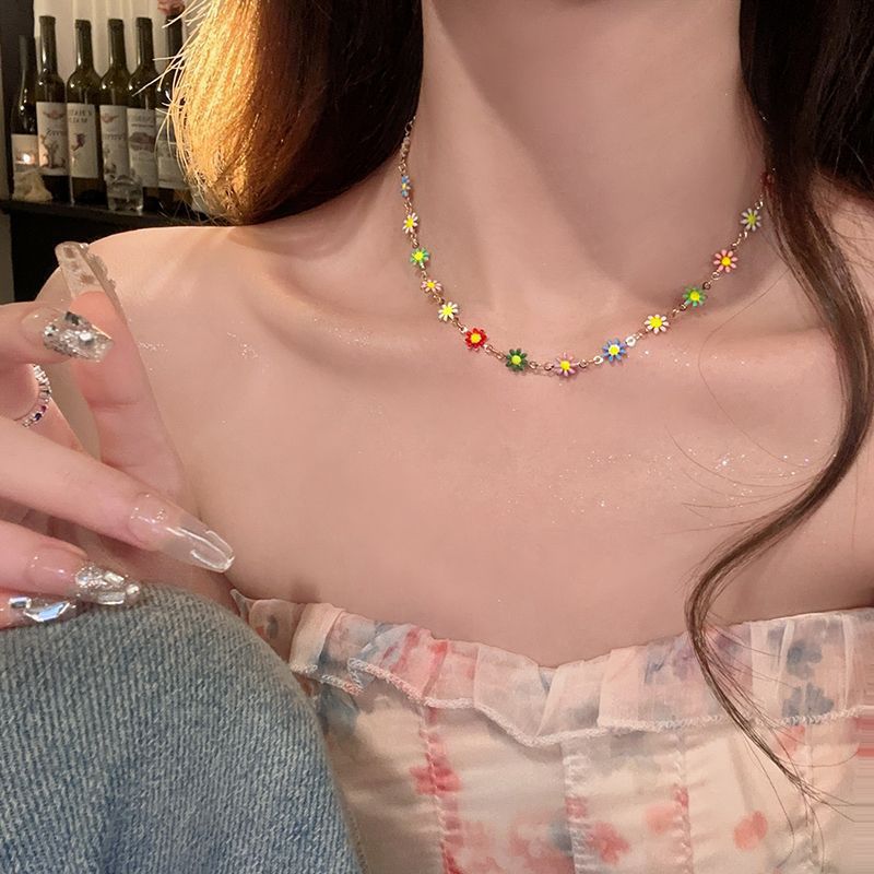 Dopamine-colored daisy necklace for women - trendy, unique design, choker style, versatile and chic