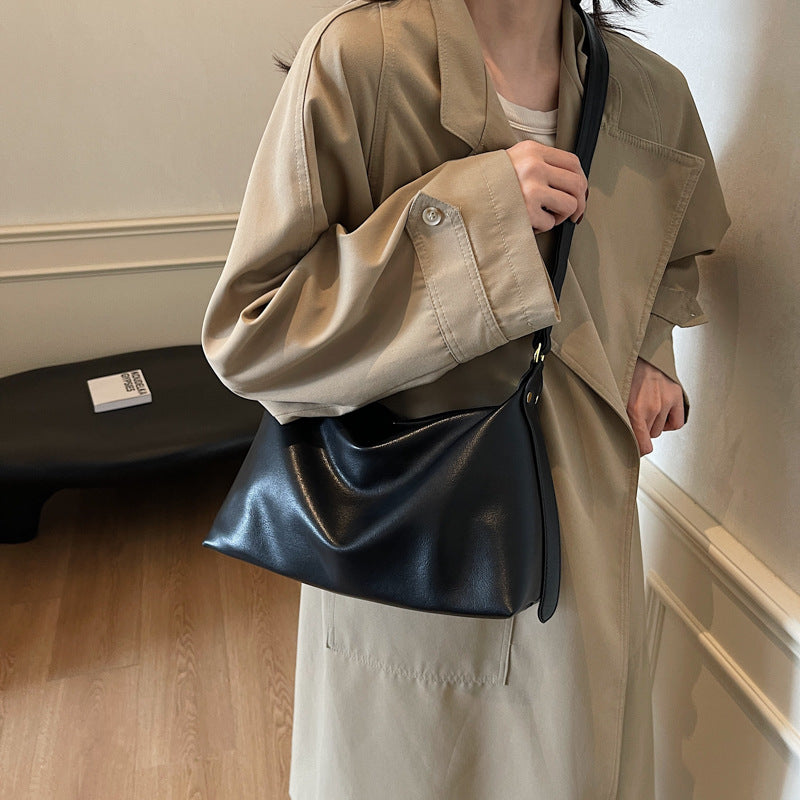 Retro bag women's large capacity 2025 new casual shoulder messenger bag simple commuter dumpling bag