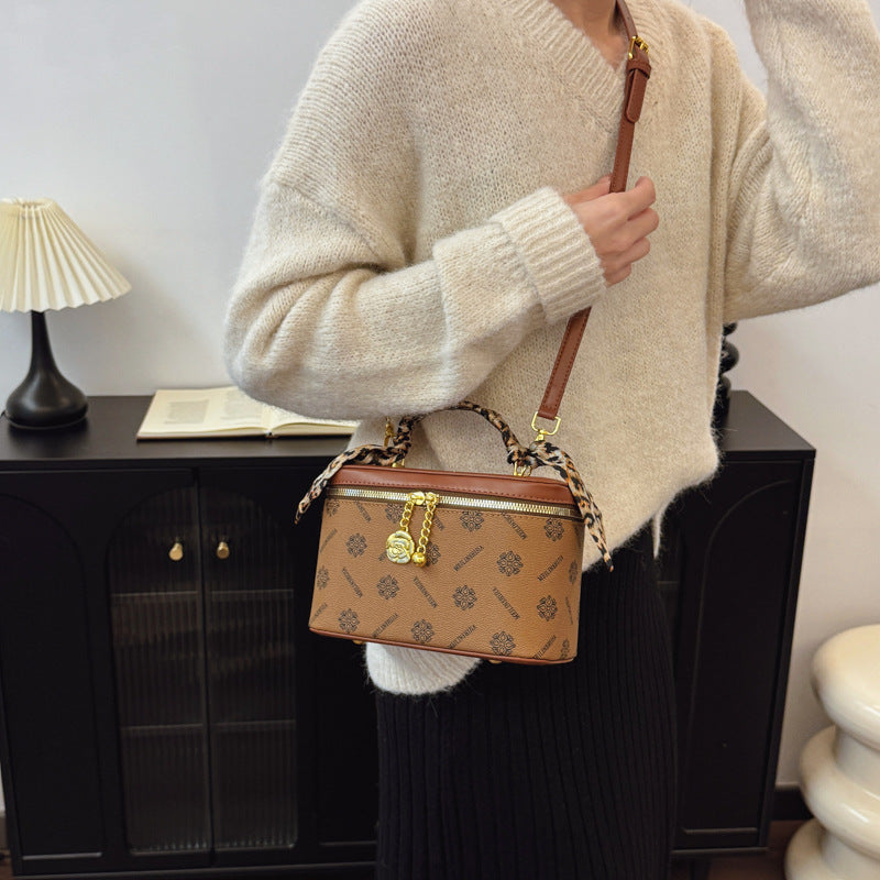 2025 new box bag silk scarf high-end fashion printed letter versatile shoulder crossbody small square bag