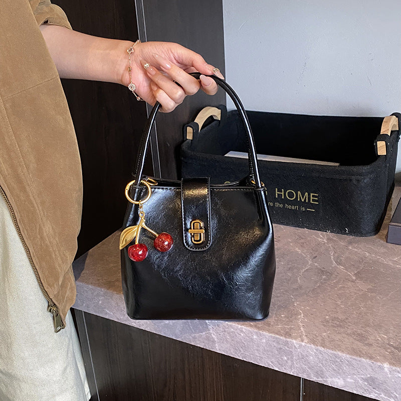 2025 fall/winter new women's bag: high-end small bag, vintage-inspired luxury handbag, versatile and stylish commuter bag