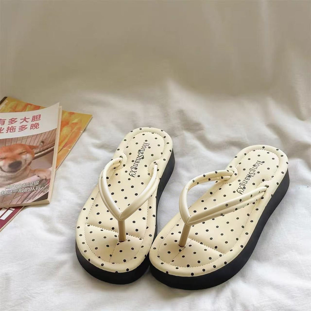 New korean-style platform flip-flops for women, featuring a trendy polka dot design. perfect for summer, these casual and comfortable beach sandals are slip-resistant and ideal for everyday wear