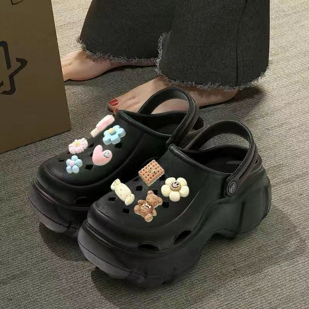 2026 cartoon thick sole crocs women's summer outwear new arrival indoor summer women's stomping on shit feeling non-slip sandals women's