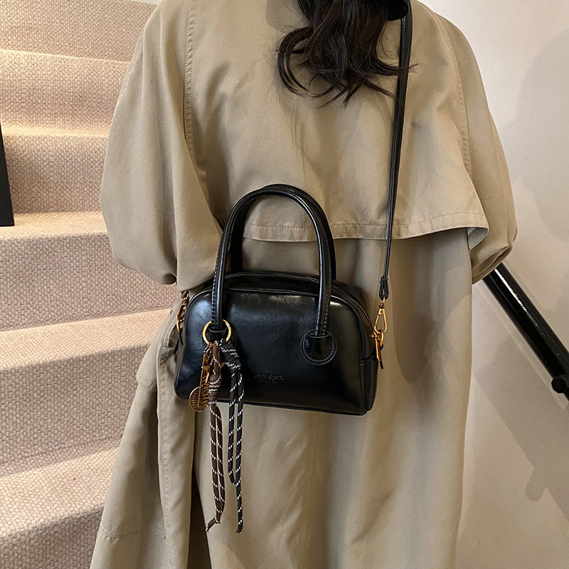 Retro commuter bag women's large capacity 2025 new autumn and winter leisure niche messenger bag portable work pillow bag