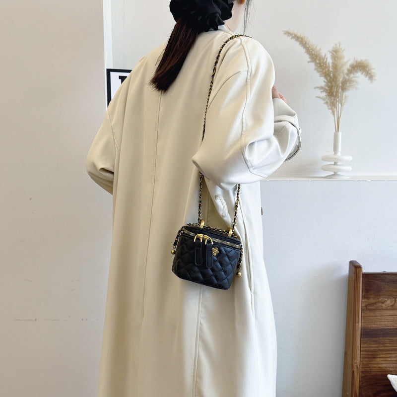 Hand carrying retro fashion bucket bag women's 2025 new Xiaoxiangfeng diamond chain shoulder bag versatile messenger bag