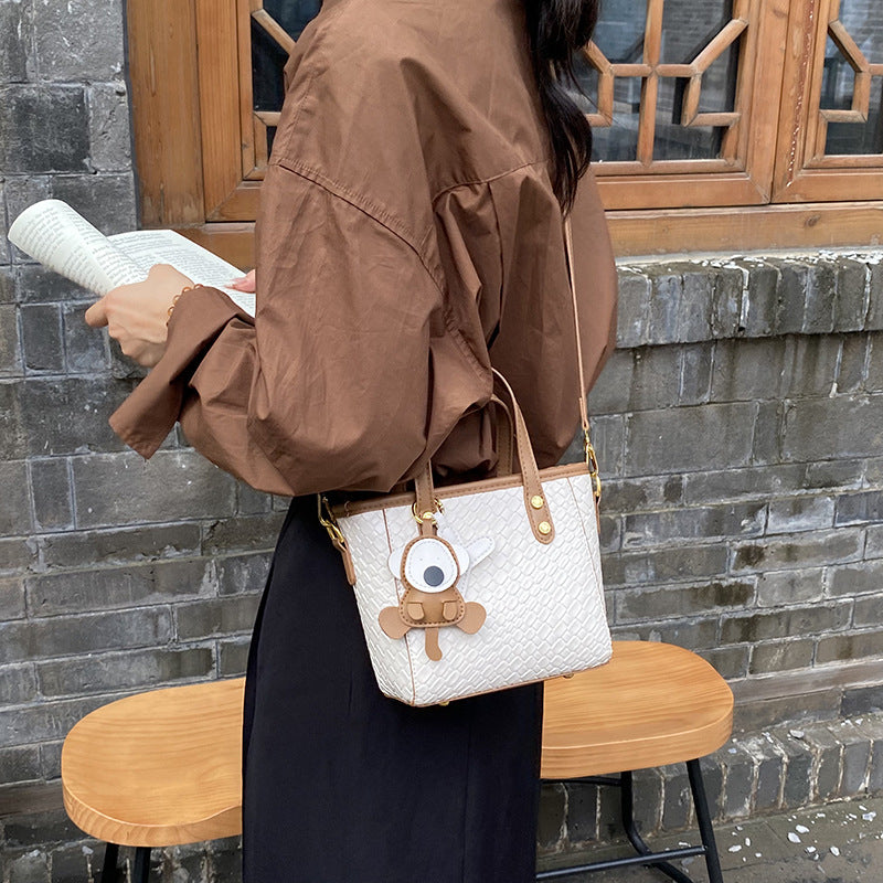 Simple foreign style portable bucket bag women's new fashion woven shoulder messenger bag contrasting color commuter small bag