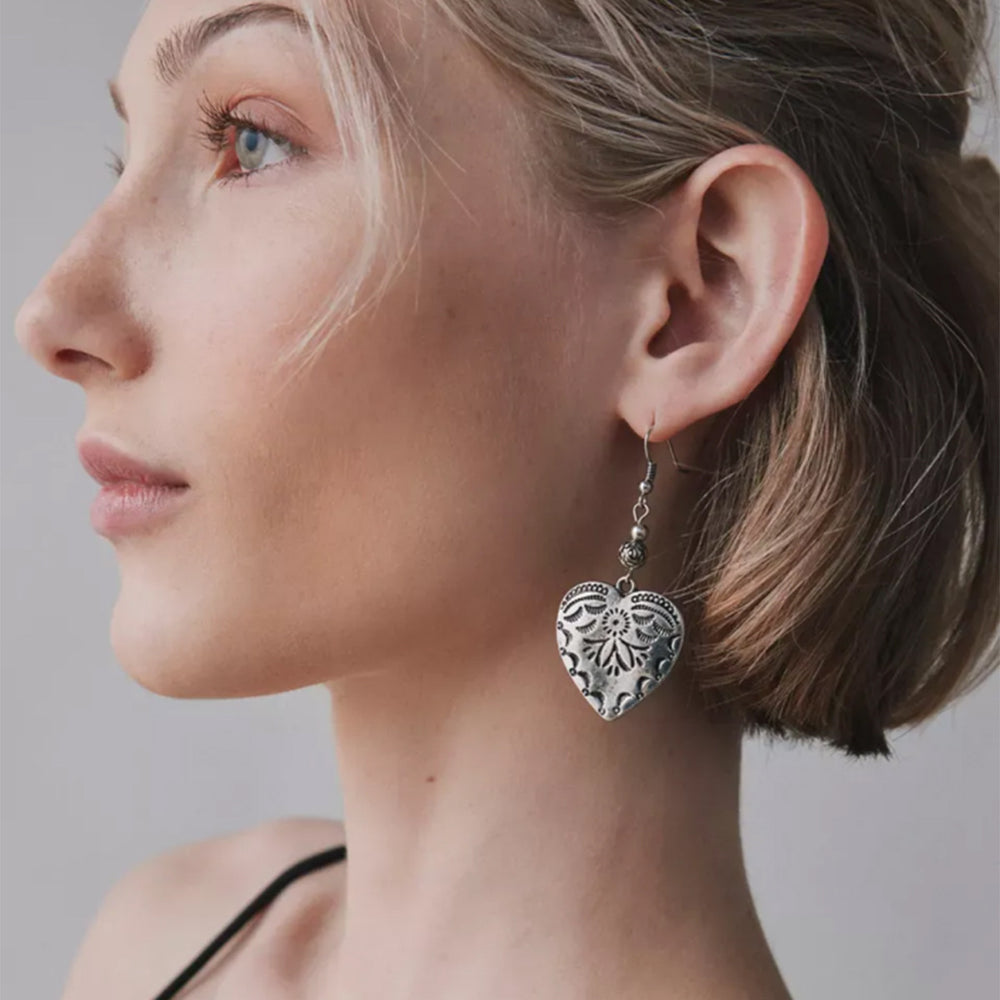 Gothic heart-shaped earrings wholesale, european and american cross-border vintage, retro, exaggerated design, silver peach heart stud earrings and dangles