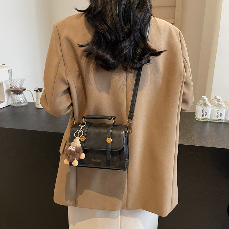 New bag women's 2025 popular fashion trend messenger bag winter versatile single shoulder portable mailman small square bag