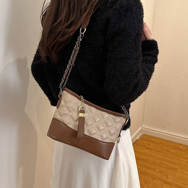 2025 new rhombus embroidery thread women's small bag, popular in summer, textured chain, crossbody or shoulder bucket bag
