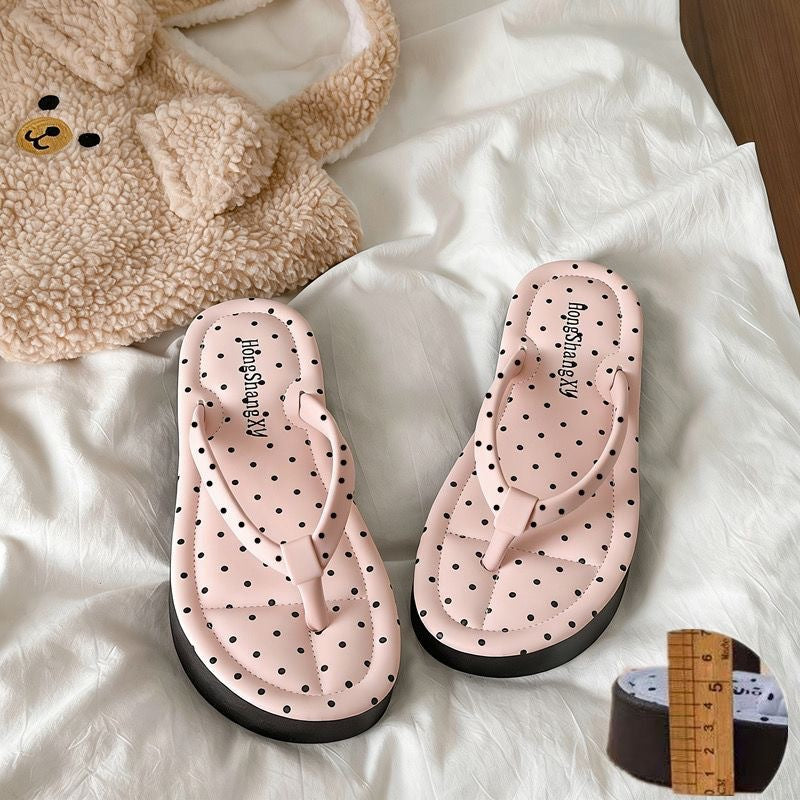New korean-style platform flip-flops for women, featuring a trendy polka dot design. perfect for summer, these casual and comfortable beach sandals are slip-resistant and ideal for everyday wear