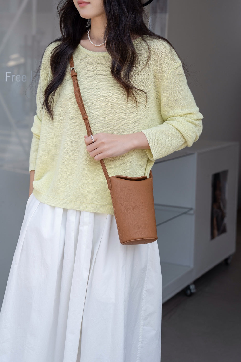 New women's bag 2025 hot style bucket bag vertical style mobile phone small bag genuine leather texture shoulder crossbody bag