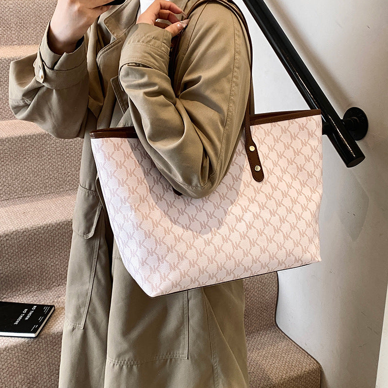 Simple commuter texture, shoulder bag for women 2025 is popular and fashionable this year, and the new underarm bag for women in winter is tote bag.