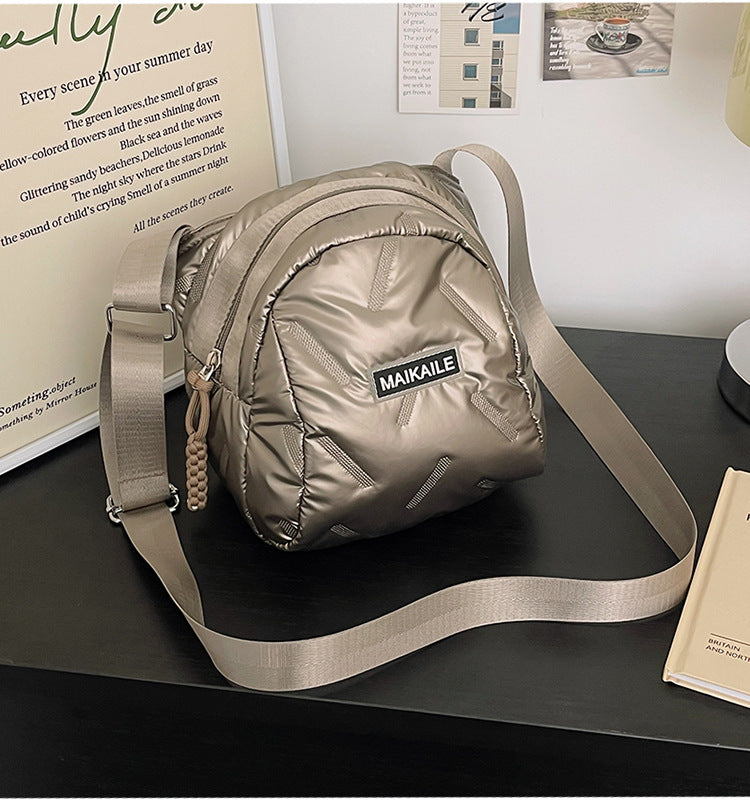 High-end niche messenger bag women's 2024 winter new Korean version fashion travel soft messenger bag