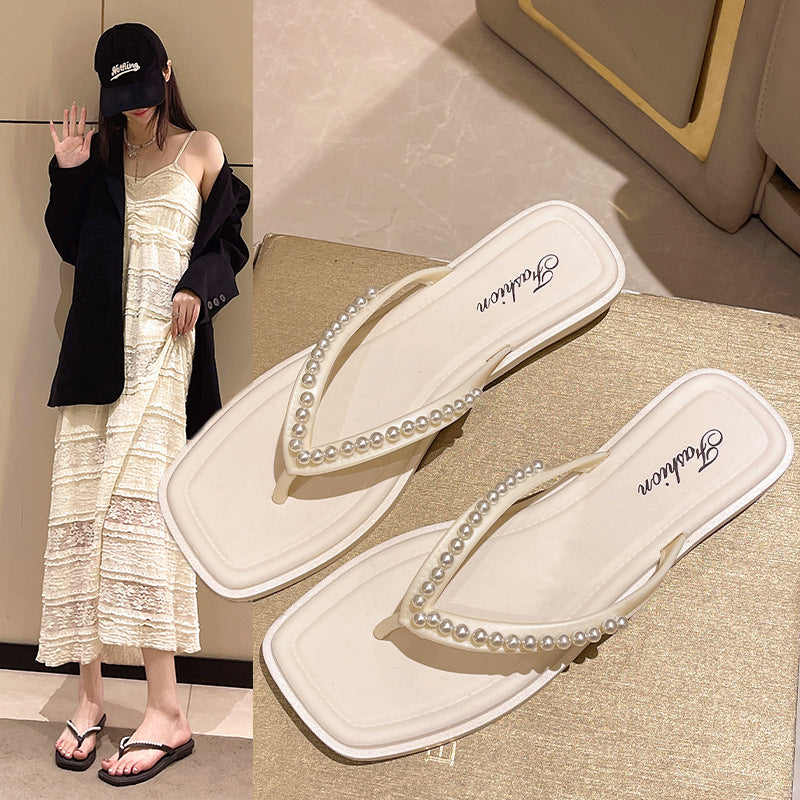 Influencer-approved sandals, flip-flops, and beach shoes for women – trendy summer footwear for 2025, featuring flat soles and open-toe designs perfect for wearing outdoors
