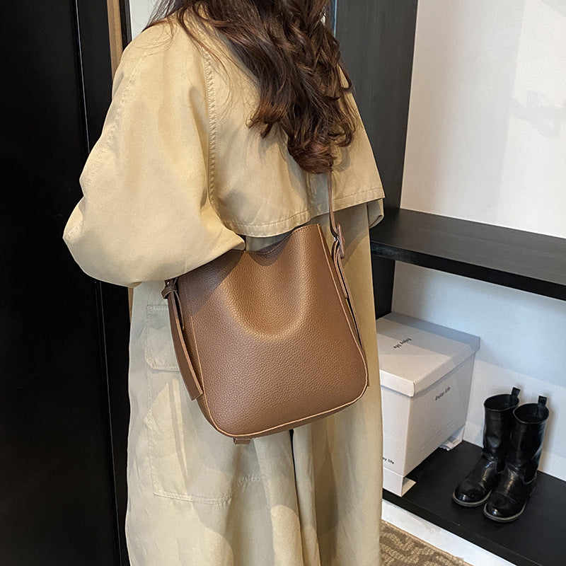 Retro casual shoulder bag women's 2025 new fashion solid color bucket bag niche trend commuter messenger bag