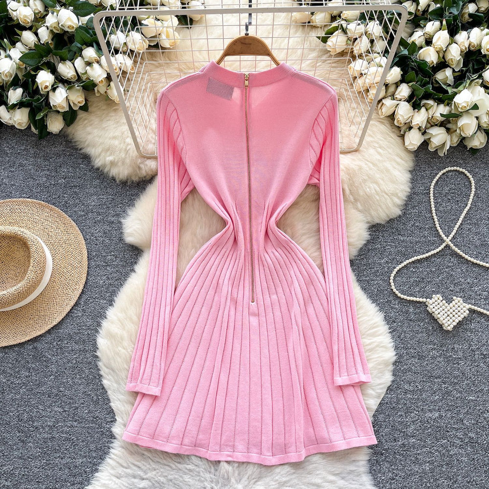 French retro chic: high-end, fashionable, notched collar, long sleeve, metal buckle, cinched waist, slimming, elegant knit dress