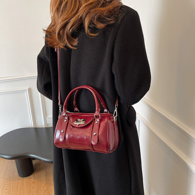 Retro small bag women's 2025 autumn and winter new portable pillow bag fashionable texture foreign style  commuting messenger bag