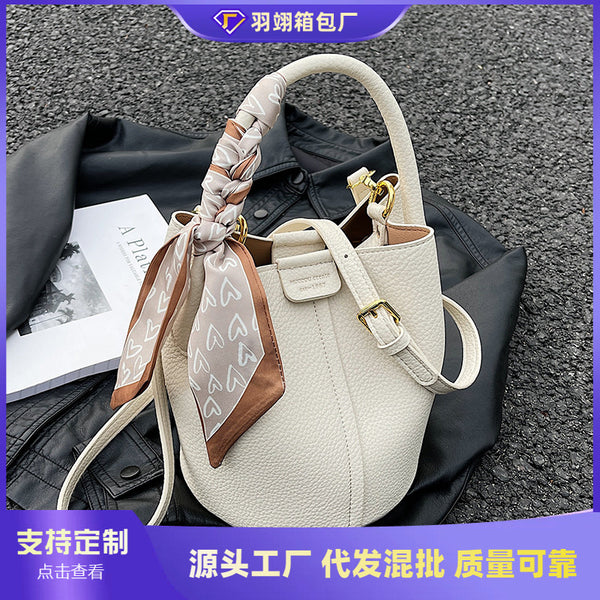 Niche design bag women's 2023 new high-end summer shoulder messenger bag texture portable child and mother bucket bag