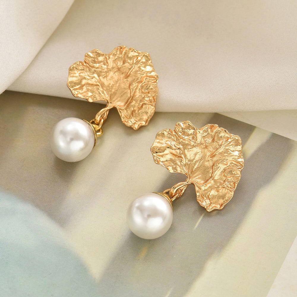 Wholesale faux pearl earrings - european & american cross-border retro fashion earrings - light luxury, high-end, unique, asymmetrical stud earrings for women
