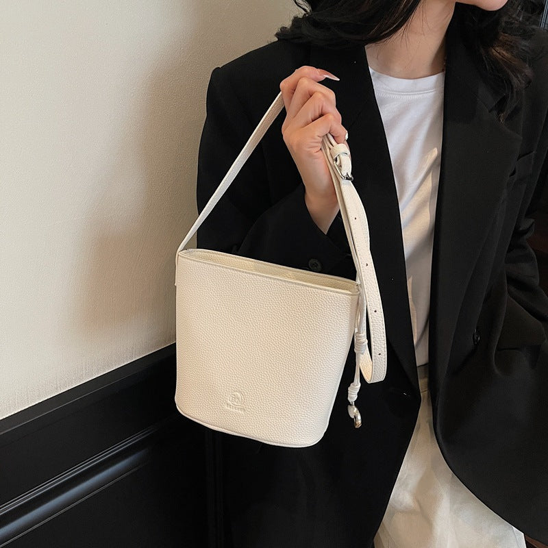 Foreign trade is popular this year, small bags for women's 2025 new fashion versatile messenger bags, super fire shoulder bucket bags