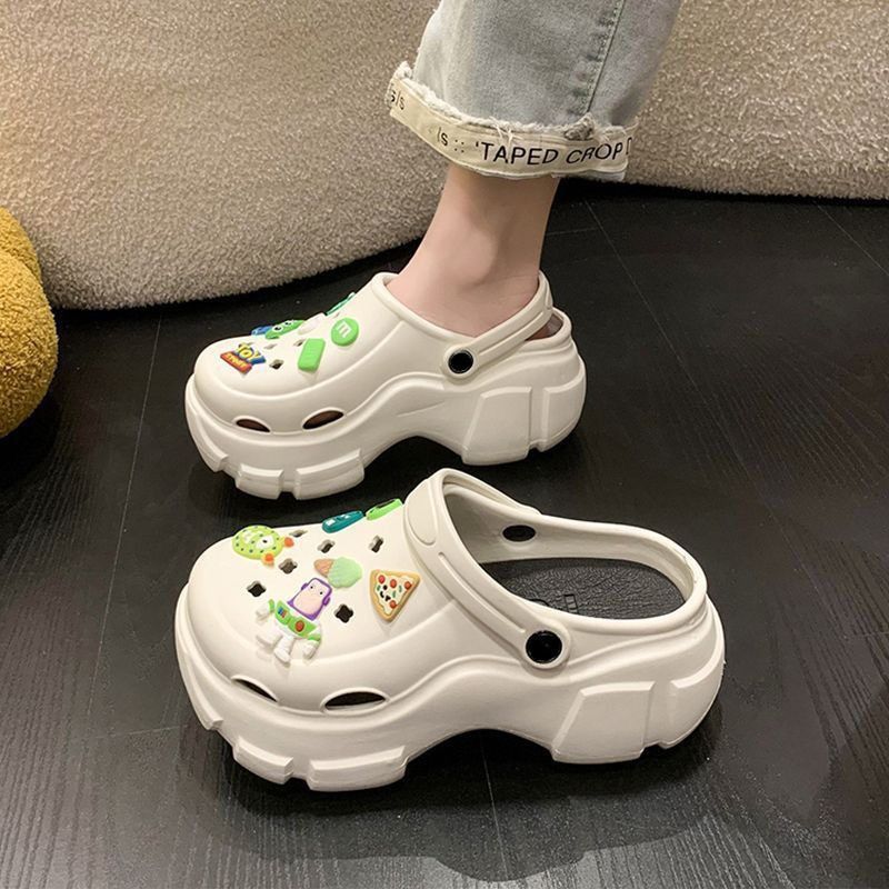 2026 cartoon thick sole crocs women's summer outwear new arrival indoor summer women's stomping on shit feeling non-slip sandals women's