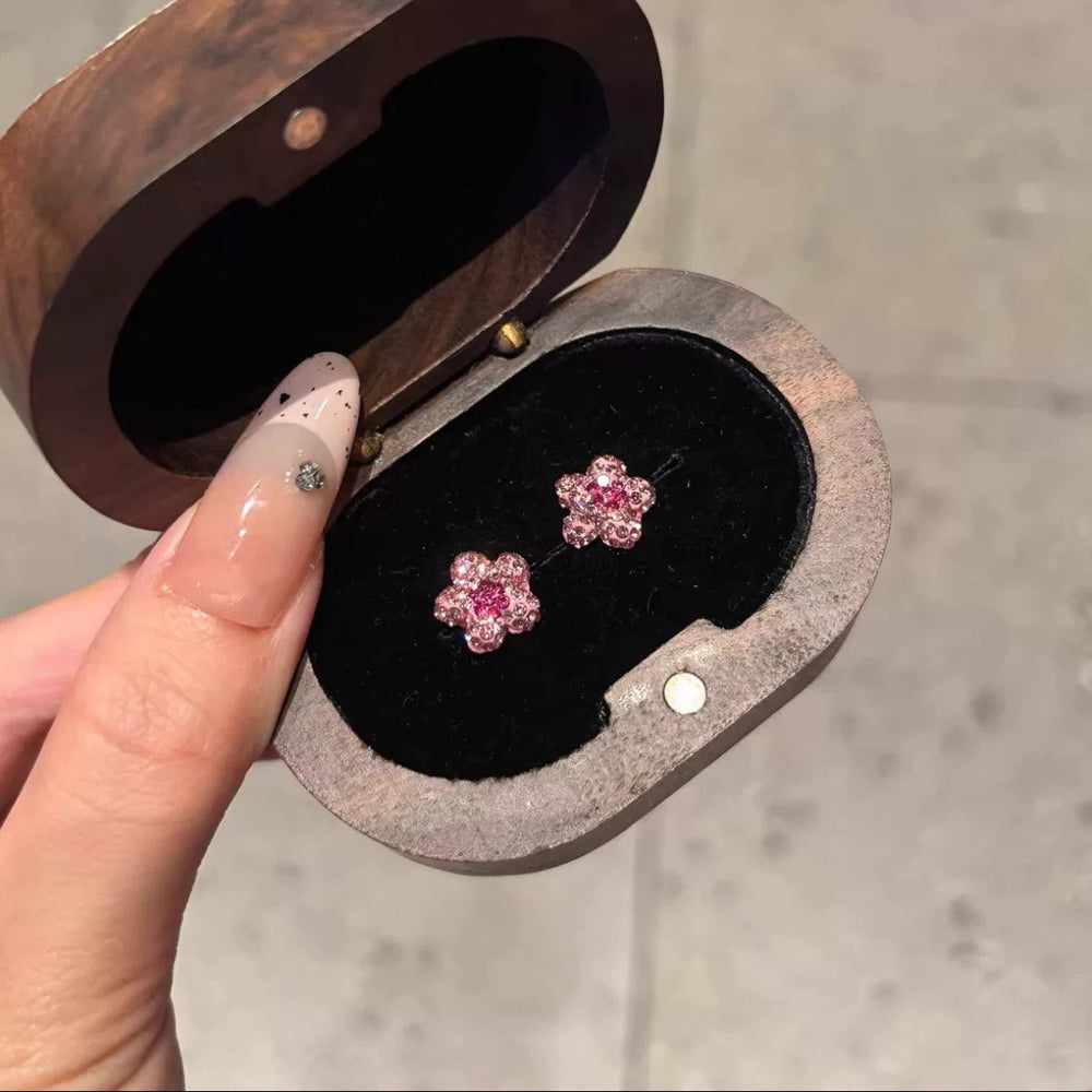 Sparkling, full-diamond pink mini flower stud earrings – a cool, sweet, delicate, and high-value fashion statement. versatile and effortlessly chic
