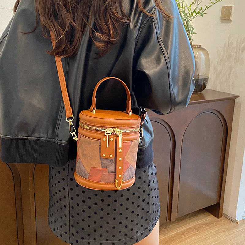 Cross-border wholesale fashion and leisure niche texture bucket bag 2025 new women's bag trend versatile Internet celebrity messenger bag