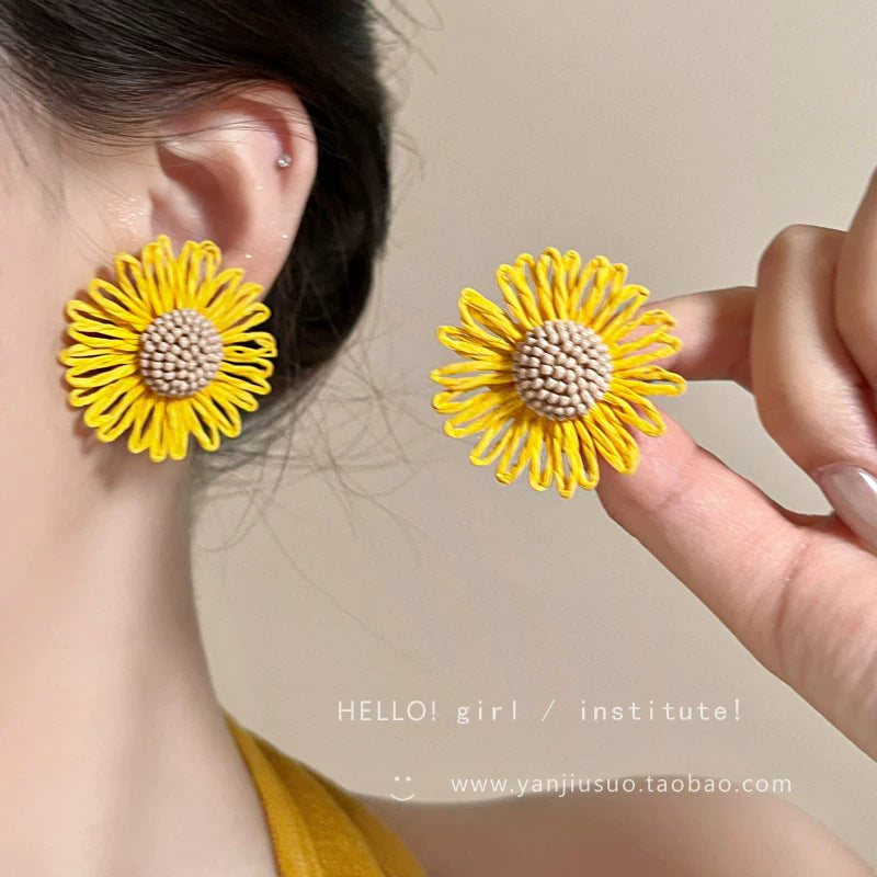 Milky soft, woven raffia daisy flower earrings for women. statement beach earrings designed to flatter the face with a touch of high-end elegance