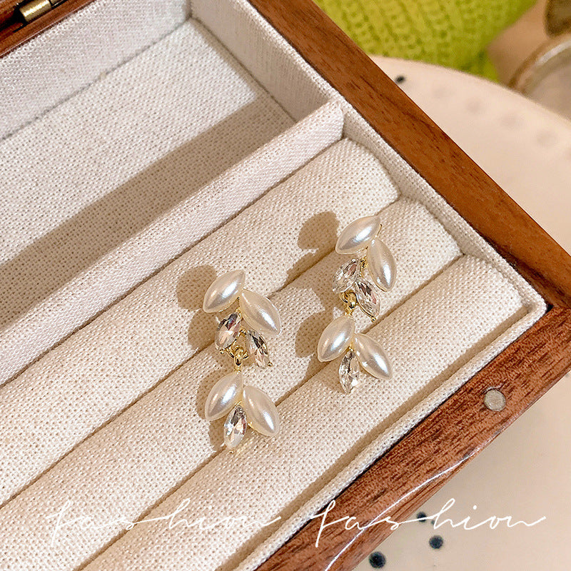 French-style, ultra-sparkly zircon wheat ear tassel earrings. unique design, high-end aesthetic, subtly luxurious, fashionable, and versatile ear accessories