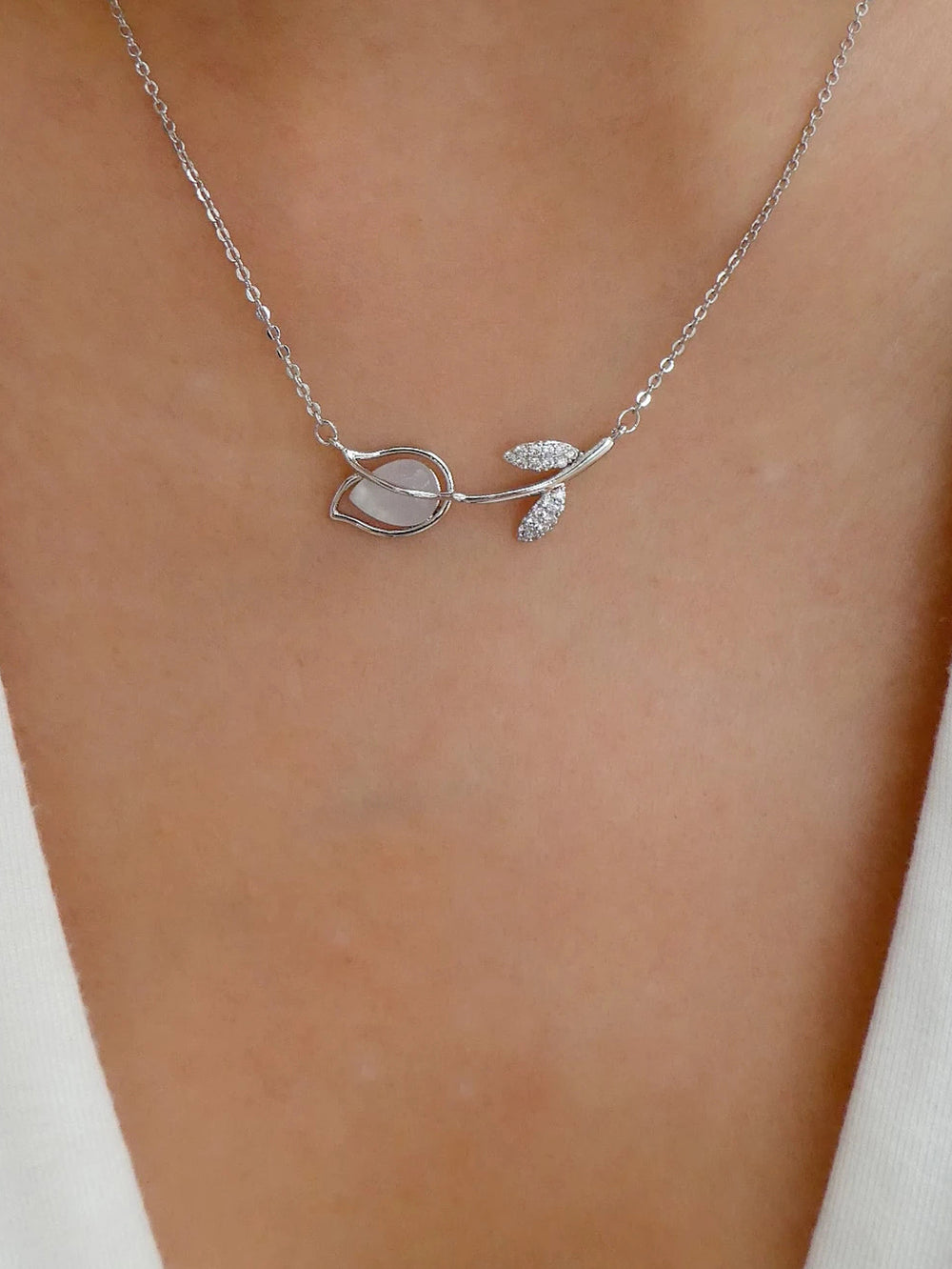 Wholesale rhinestone pendant necklaces - european & american style, cross-border, alloy, minimalist, versatile jewelry for women - star, moon, and clavicle chains