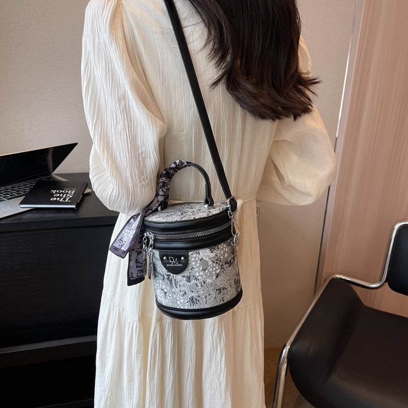 High sense fashion casual niche texture bucket bag 2025 new women's bag trend versatile Internet celebrity messenger bag women
