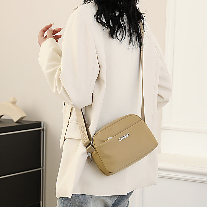 Foreign trade new lightweight messenger bag bag women's solid color simple nylon cloth casual shoulder bag portable commuter small square bag