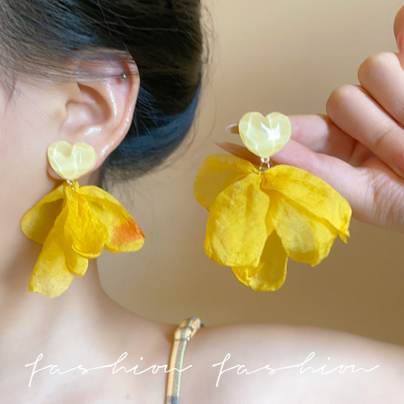 Beachy heart petal earrings - ethereal, high-end, sweet studs for a flattering and chic look (suitable for round faces)