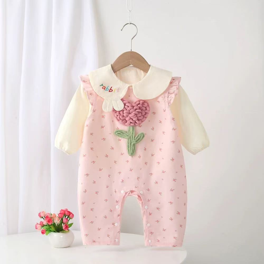 Infant and toddler spring/autumn casual outing outfit for baby girls, super cute and stylish two-piece set with overalls, perfect for 100-day celebrations and trendy wear