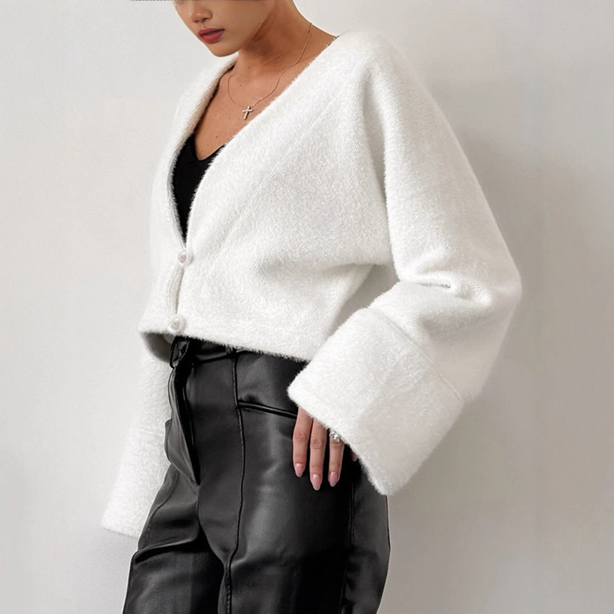European and American  temperament white woolen jacket women's 2025 winter design short V-neck plush cardigan top