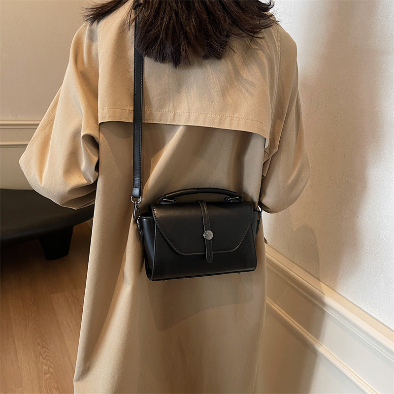 Cross-border wholesale retro bag women 2025 new high-end textured messenger bag fashionable commuter portable small square bag