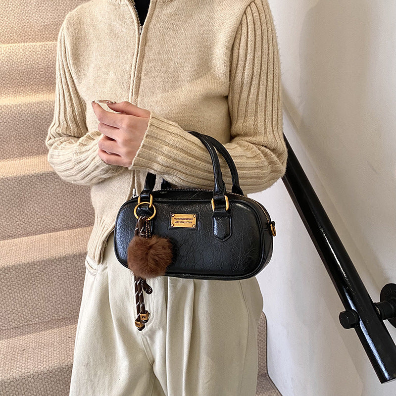 Bowling bag women's new models are popular this year, fashionable retro casual commuting shoulder bag, high-end messenger bag