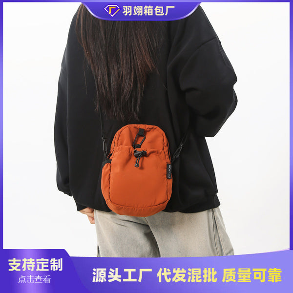 Small and lightweight nylon cloth bag for women's 2025 new simple outdoor leisure bag, shoulder messenger mobile phone bag.