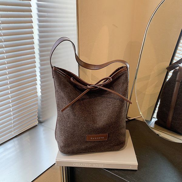 Wholesale fashion versatile large capacity commuter bag women 2025 new Internet celebrity explosion messenger bucket bag