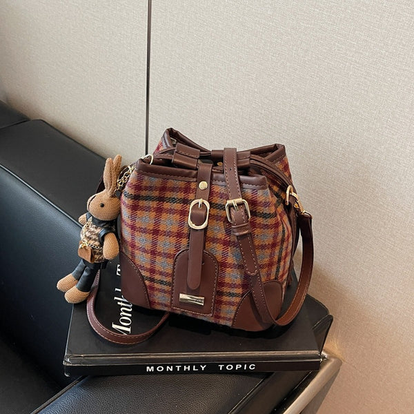 Premium woolen texture small bag 2025 winter new niche trendy versatile shoulder messenger bag popular bucket bag