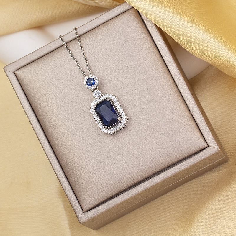 Necklace for women, simple and fashionable, electroplated titanium steel pendant, niche design, accessible luxury, high-end, accessible luxury style, golden clavicle chain