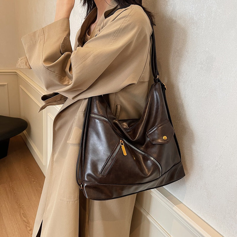 Retro fashion Spice Girl locomotive bag 2025 autumn and winter new shoulder women's bag soft leather messenger bag commuter tote bag