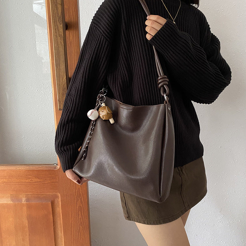 Retro high-end niche design commuter tote bag large bag women's 2025 new soft leather shoulder bag