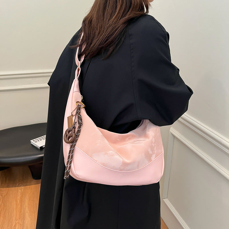 Casual commuter dumpling bag women 2025 new fashion simple large capacity messenger bag bear pendant shoulder bag