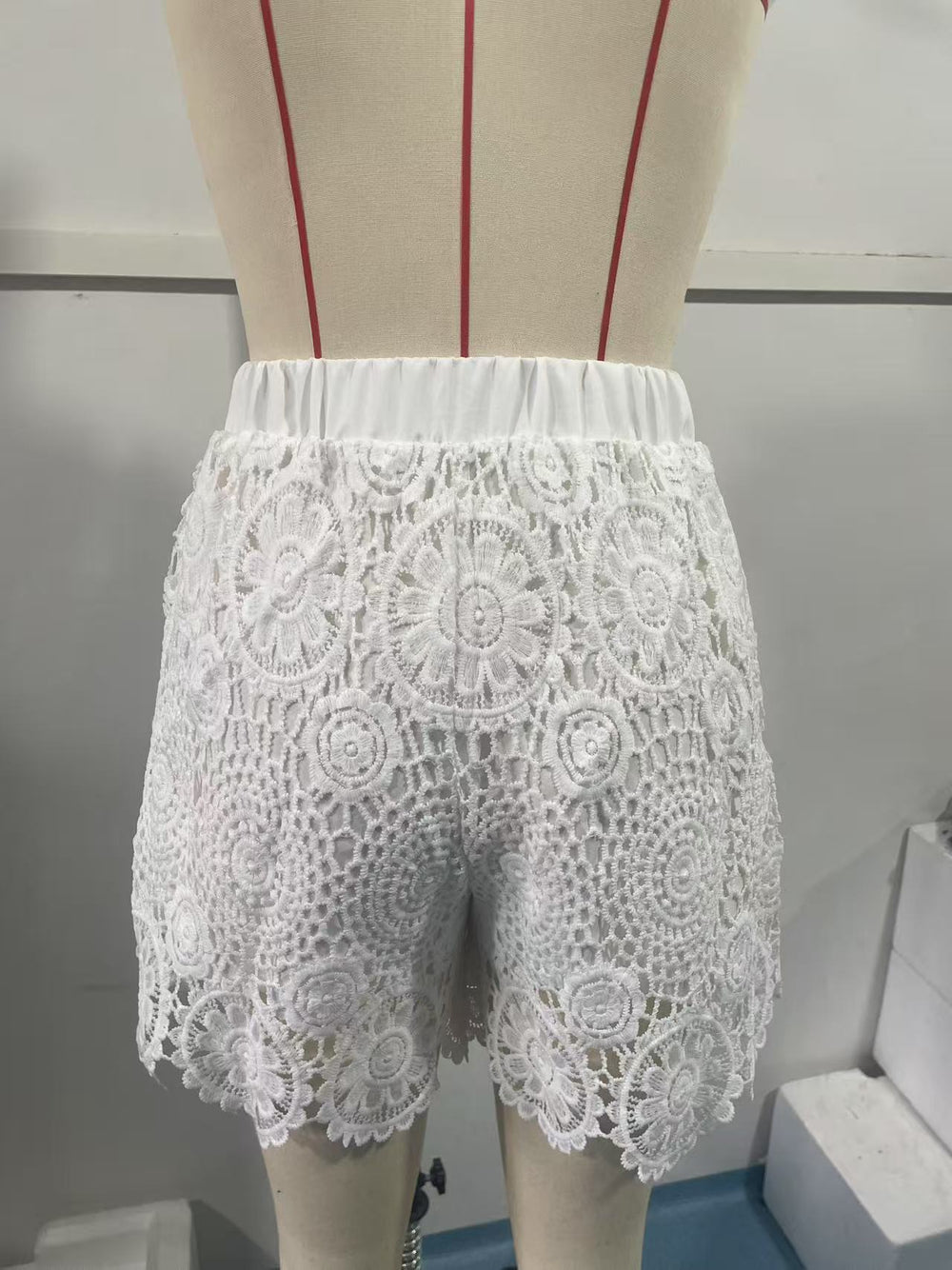 cross-border fashion: women's new lace-trimmed, versatile, mid-rise, solid color straight-leg shorts for  us & europe